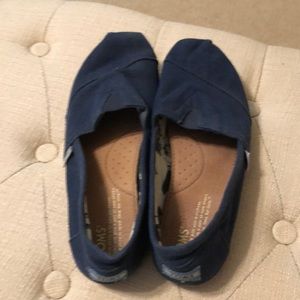Toms canvas navy shoes.